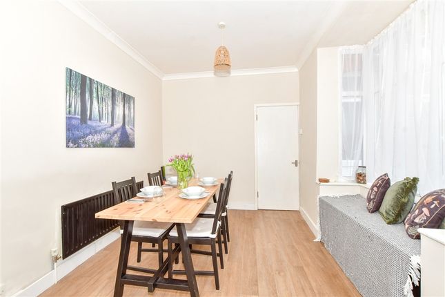 3 bed property, in Jubilee Road, £250,000