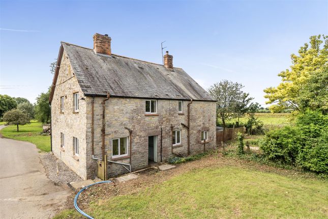 2 bed property, in Isle Abbotts, £140,000