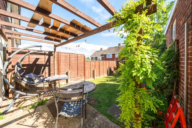 2 bed property, in Warwick Place, £190,000