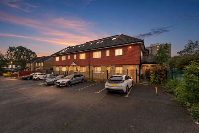 2 bed property, in Snowdown Close, £425,000