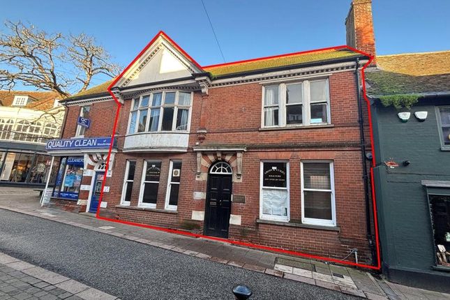 2 bed property, in Thoroughfare, £275,000