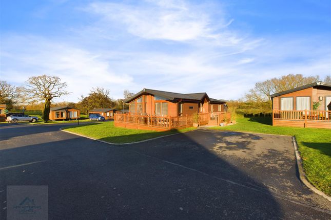 2 bed property, in Luxury Lodge, £180,000