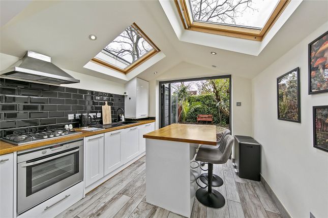 2 bed property, in Sandycombe Road, £965,000