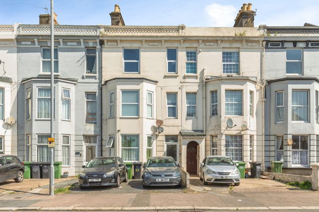 2 bed property, in Mount Pleasant Road, £180,000