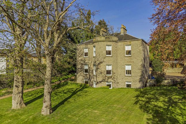 2 bed property, in Main Street, £200,000