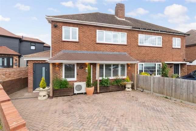 3 bed property, in Foxbury Close, £725,000