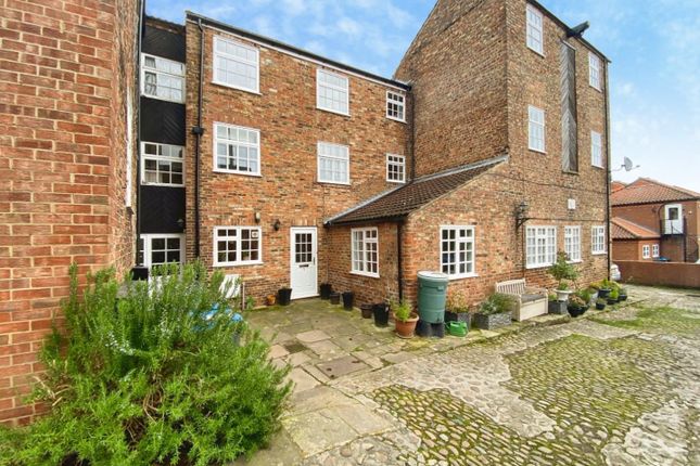 3 bed property, in Kirkgate, £175,000