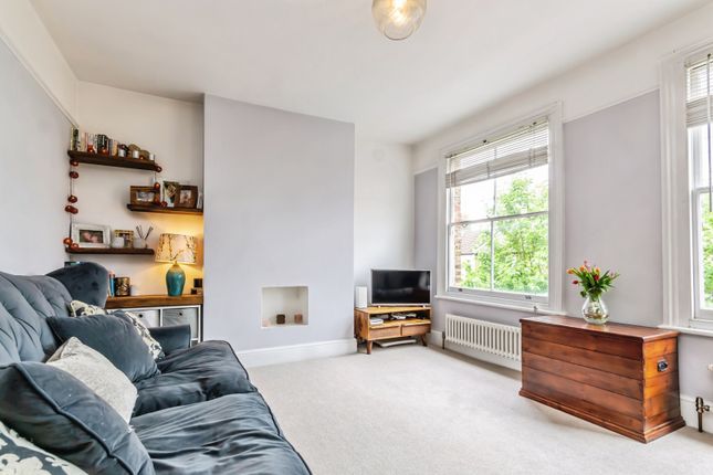 2 bed property, in Queen Mary Road, £400,000