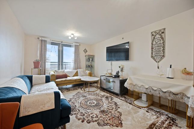 1 bed property, in Taywood Road, £230,000