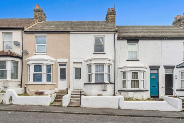 2 bed property, in Bingham Road, £200,000