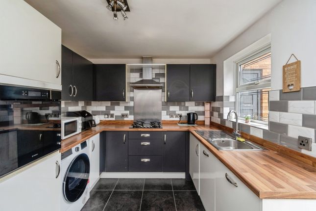 4 bed property, in Woodstock Drive, £250,000