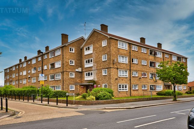 2 bed property, in Lonsdale Close, £295,000