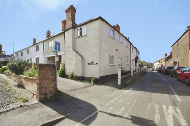 4 bed property, in Main Street, £300,000