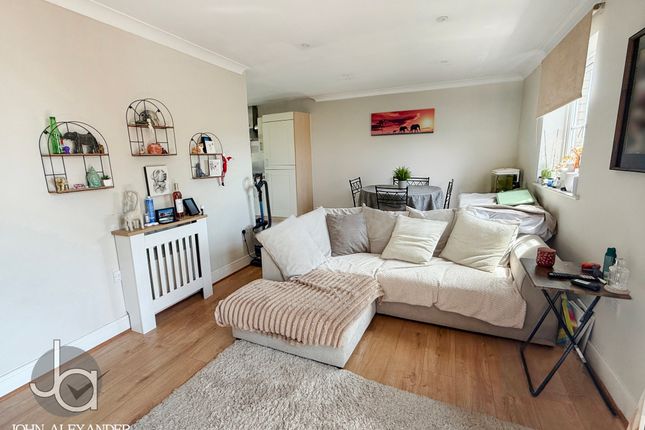 2 bed property, in Propelair Way, £200,000