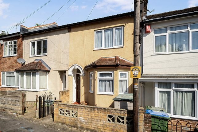 2 bed property, in Brickfield Road, £265,000