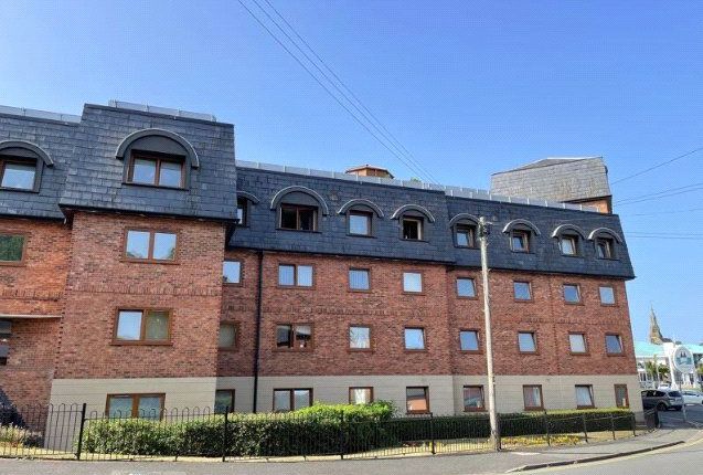 2 bed property, in St. Giles Court, £140,000