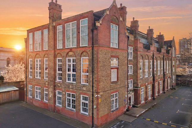 2 bed property, in Mulberry Court, £550,000