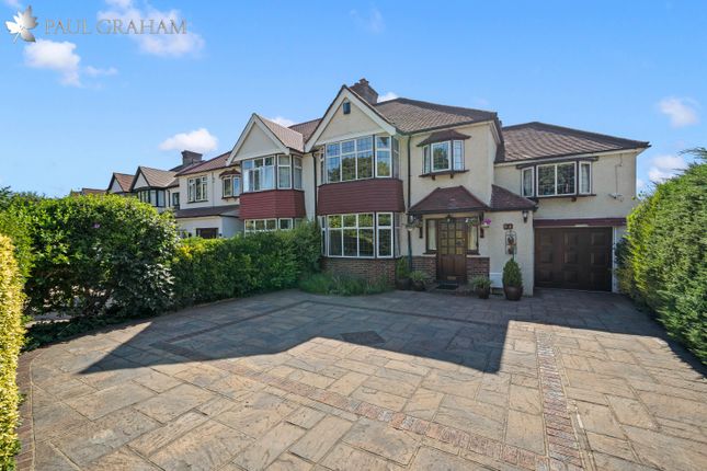 4 bed property, in Foresters Drive, £825,000