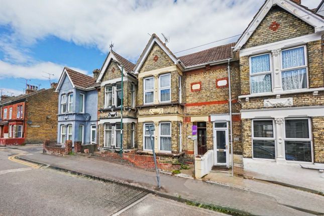 3 bed property, in Balmoral Road, £240,000