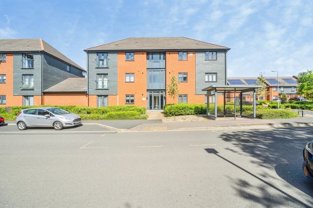 2 bed property, in Suffolk Punch Close, £235,000