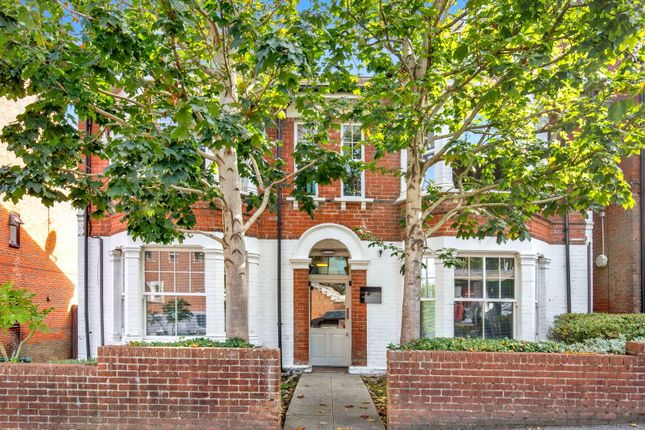 1 bed property, in Sussex Street, £280,000