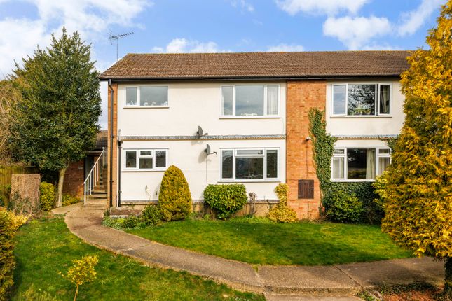 2 bed property, in Hill Close, £325,000