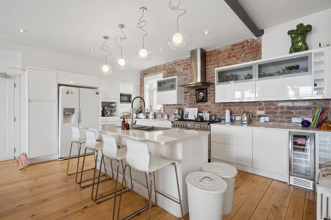 3 bed property, in Marine Road Central, £300,000