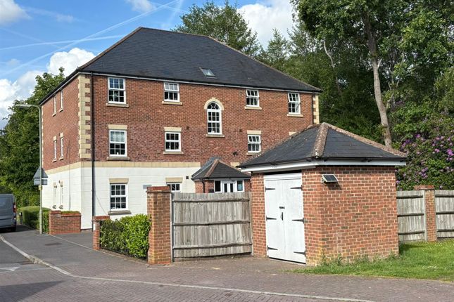 2 bed property, in Harrow Road, £240,000