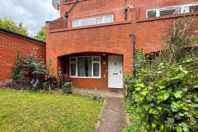 1 bed property, in Ambleside Walk, £167,500