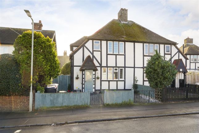 3 bed property, in Western Avenue, £325,000