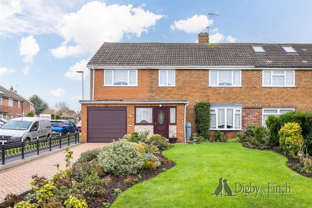 5 bed property, in Yonge Close, £325,000