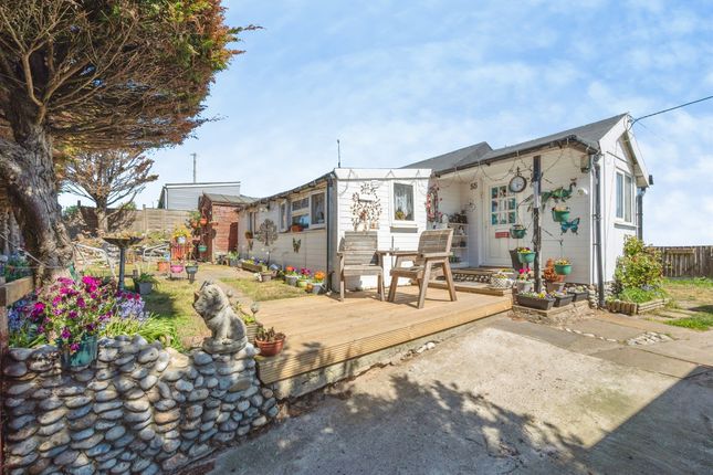 2 bed property, in Beach Road, £150,000