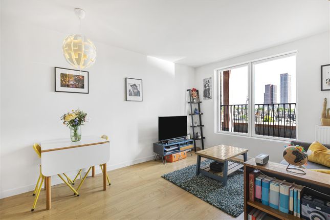 1 bed property, in Gainsford Road, £290,000
