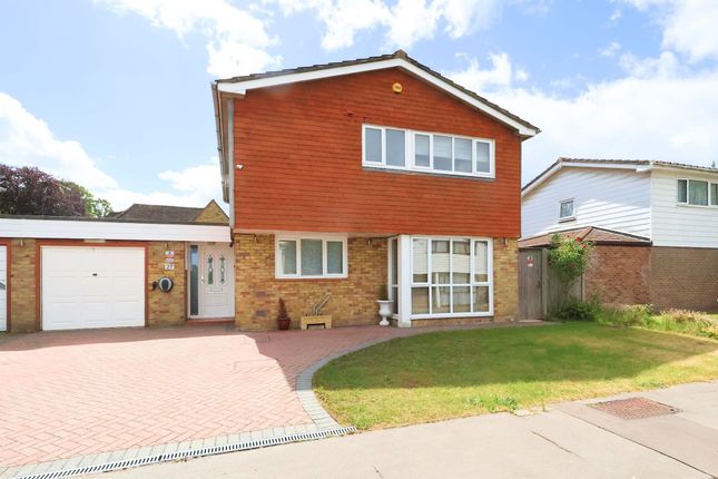 5 bed property, in Tanglewood Close, £875,000
