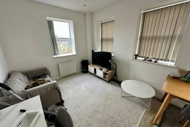 1 bed property, in Stone Cross House, £94,900