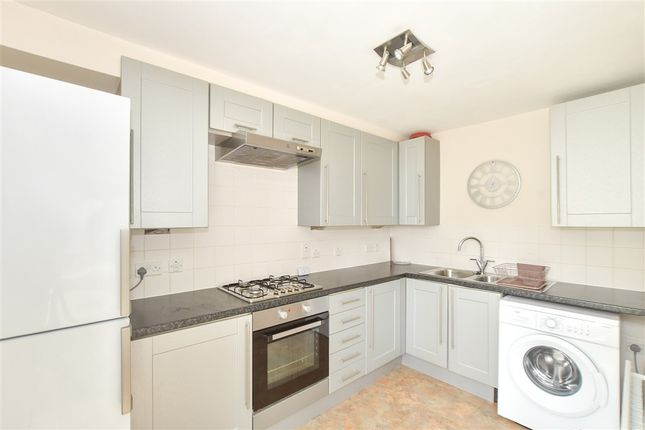 2 bed property, in Pegler Way, £200,000