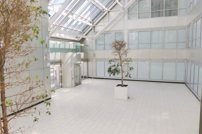 1 bed property, in Trinity Square, £120,000