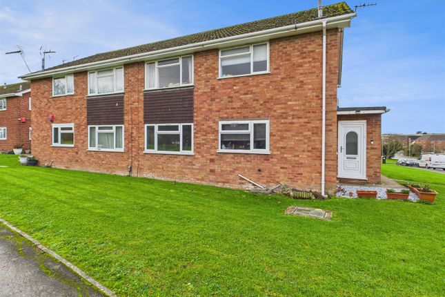 2 bed property, in Stirling Way, £125,000