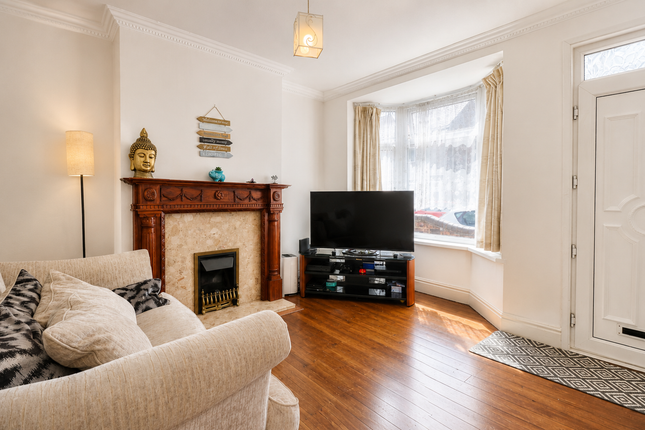 3 bed property, in Crescent Road, £195,000