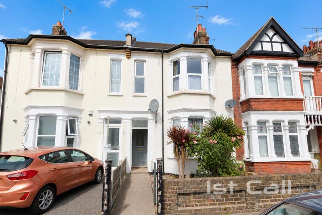 2 bed property, in Chester Avenue, £235,000