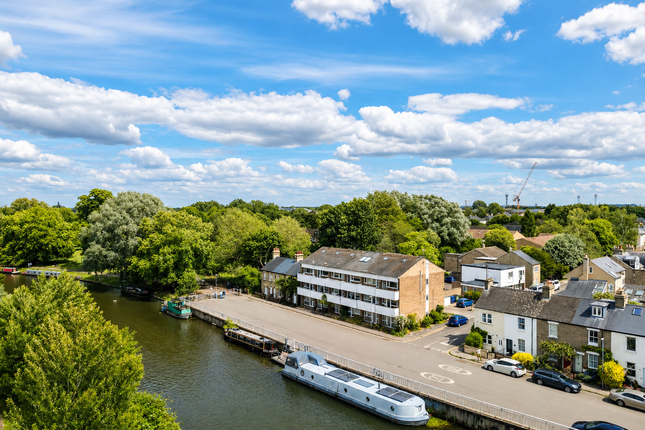 2 bed property, in Riverside, £450,000