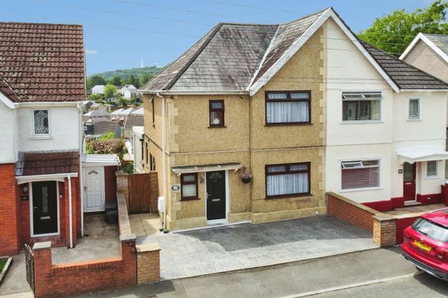3 bed property, in Grove Road, £175,000