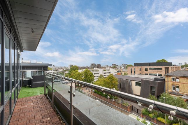 1 bed property, in College House, £450,000