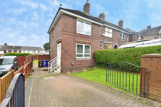 2 bed property, in Oaks Fold Road, £140,000