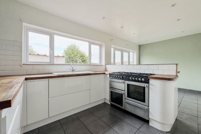4 bed property, in Cobb Road, £500,000