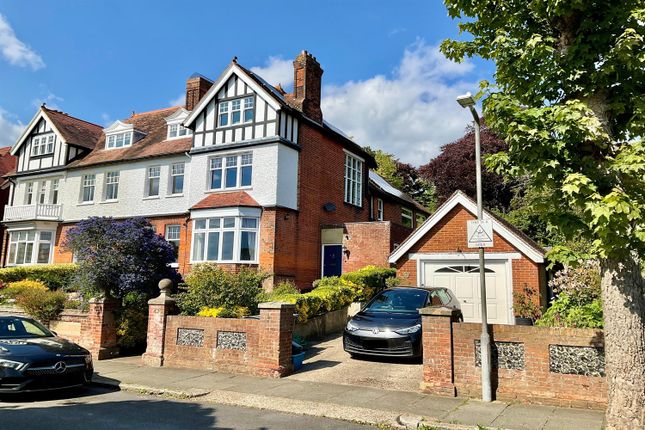 6 bed property, in Castle Avenue, £750,000