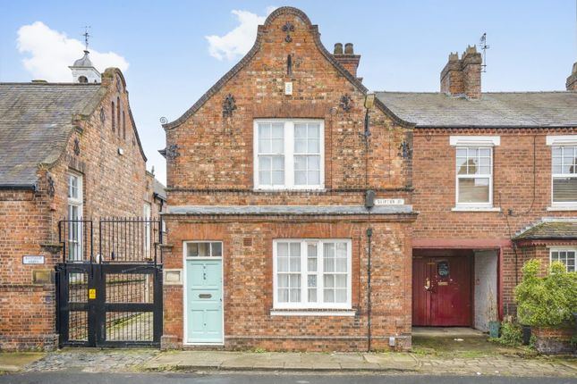 2 bed property, in Shipton Street, £300,000