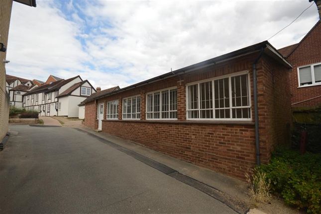 1 bed property, in St. Michaels Lane, £195,000