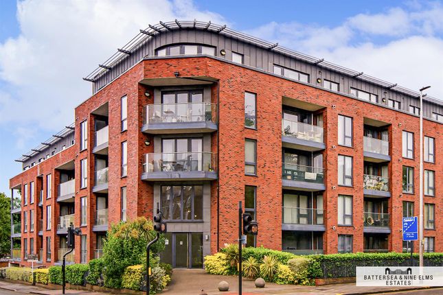 2 bed property, in Stewarts Lodge, £475,000