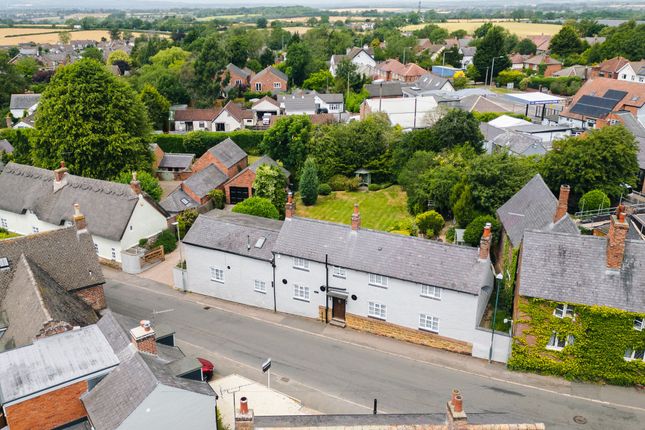 4 bed property, in Main Street, £625,000
